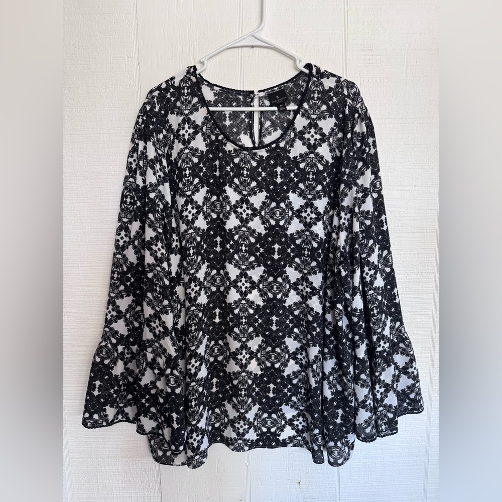 Worthington size 4x Black and White Floral Lace Blouse with bell sleeves